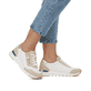 Weiße vegane remonte Damen Sneaker Low R6709-80 mit einem Reißverschluss. Schuh am Fuß.