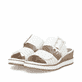 Weiße remonte Damen Pantoletten D6463-80 mit trendiger Schnalle. Schuhpaar seitlich schräg.