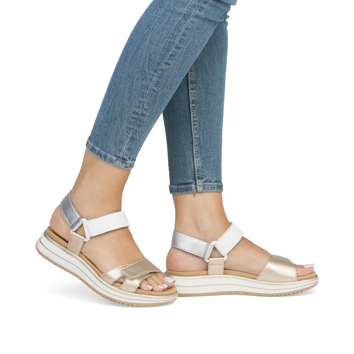 Metallische remonte Riemchensandalen D1J57-90 mit einem Klettverschluss. Schuh am Fuß.