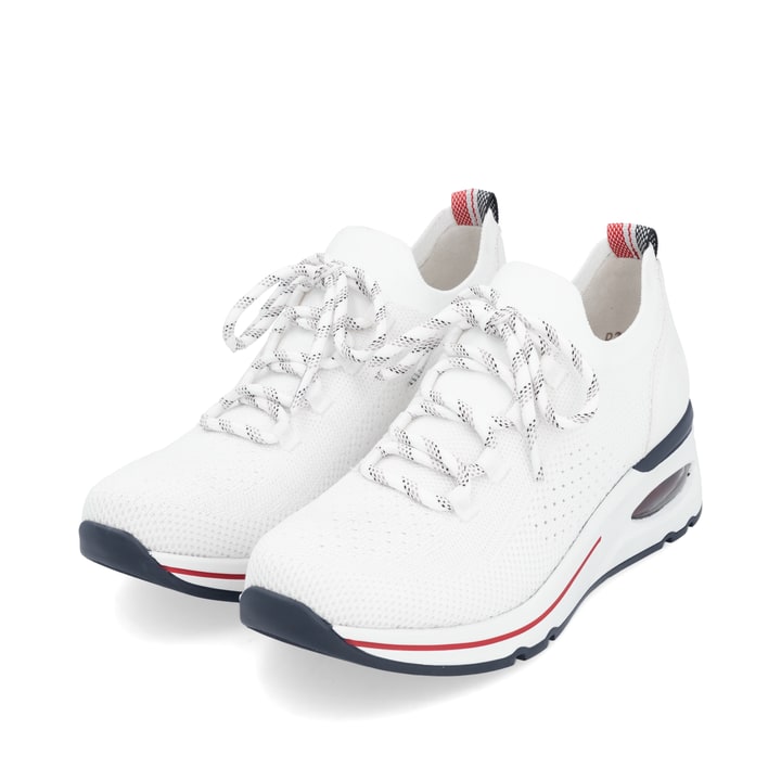 Weiße remonte Damen Slipper D2H04-80 mit einem Gummizug sowie der Extraweite H. Schuhpaar seitlich schräg.