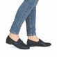 Schwarze remonte Damen Loafer D0K13-00 mit einem Gummizug. Schuh am Fuß.