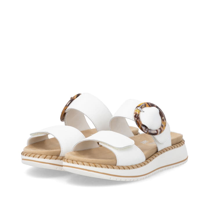 Weiße remonte Damen Pantoletten D3J51-80 mit trendiger Schnalle. Schuhpaar seitlich schräg.
