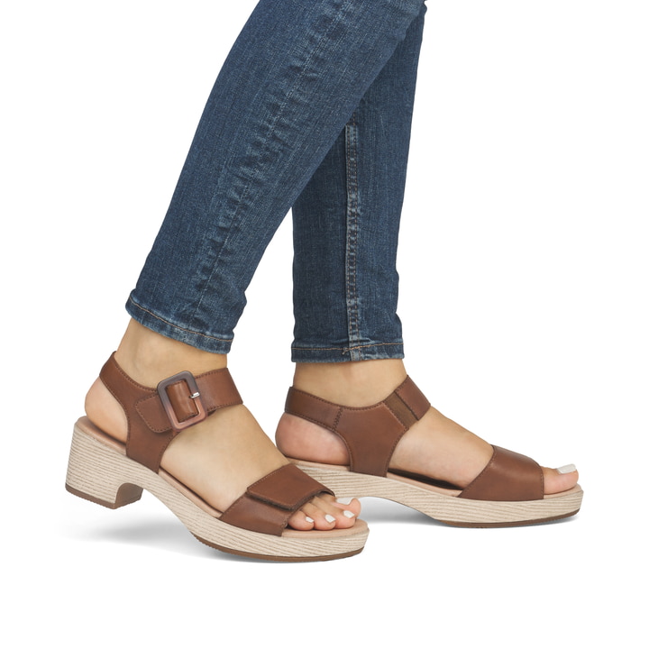 Braune remonte Riemchensandaletten D0N52-25 mit einem Klettverschluss. Schuh am Fuß.
