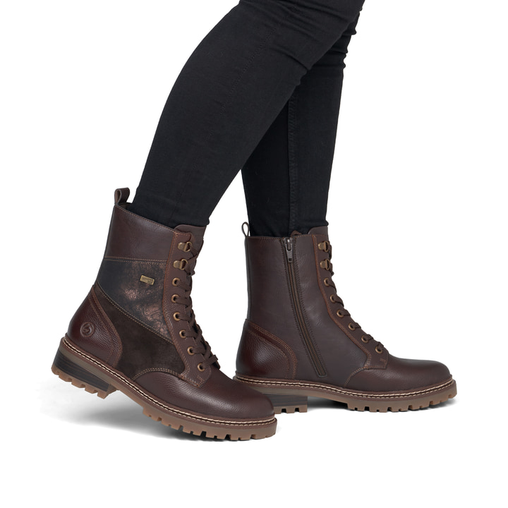 Dunkelbraune remonte Damen Schnürstiefel D0B84-25. Schuh am Fuß.
