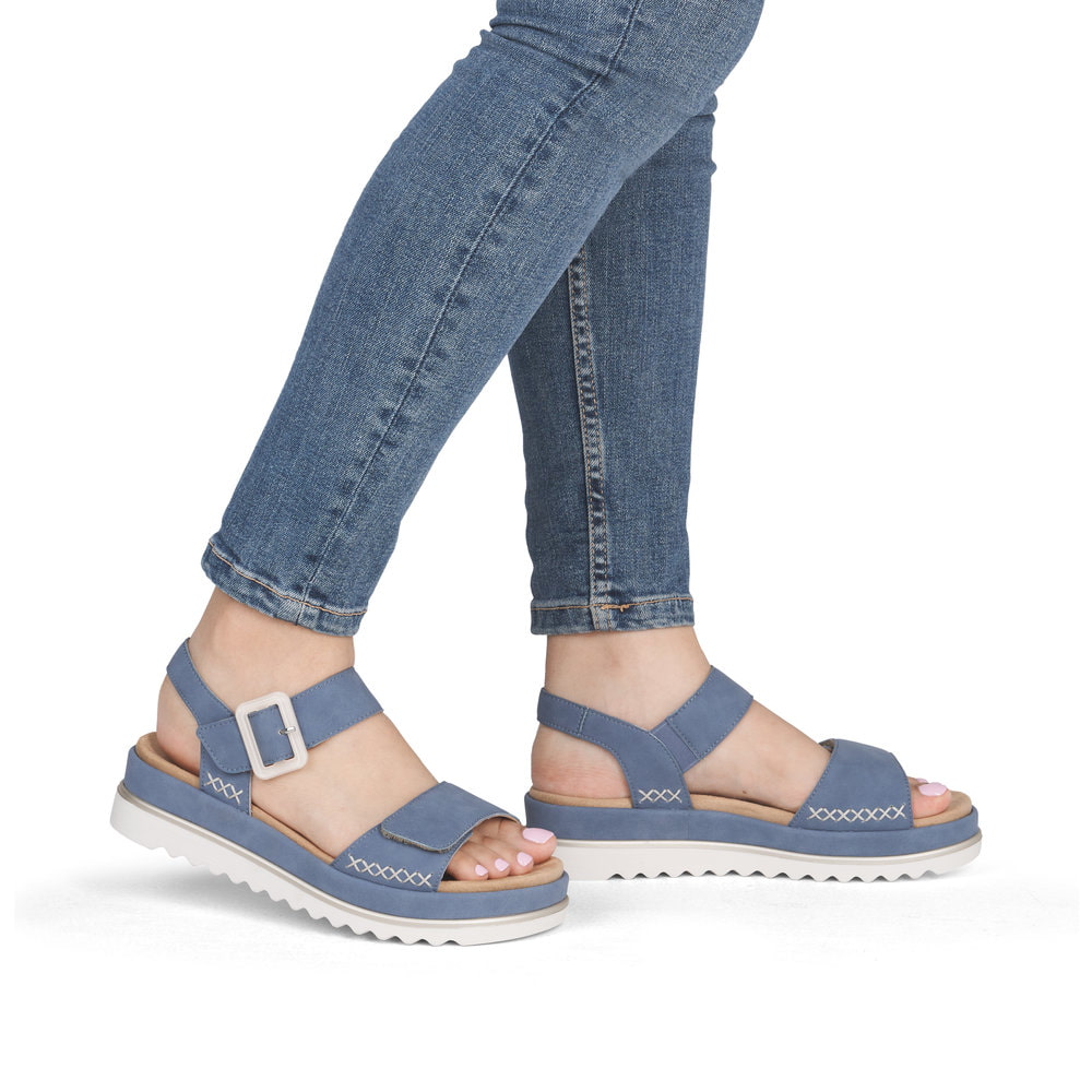 Blaue remonte Riemchensandalen D3P53-14 mit trendiger Schnalle. Schuh am Fuß.