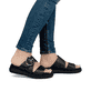 Schwarze remonte Damen Pantoletten D2K51-00 mit einem Klettverschluss. Schuh am Fuß.
