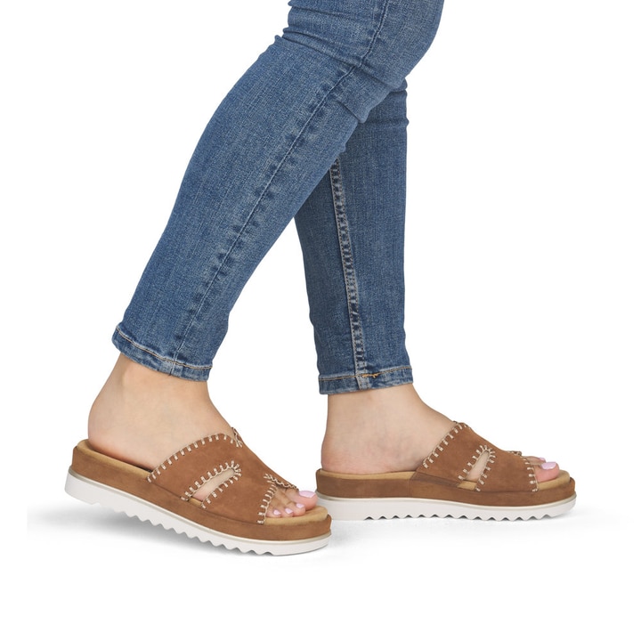 Braune remonte Damen Pantoletten D3P51-22 mit handgestickten Nähten. Schuh am Fuß.