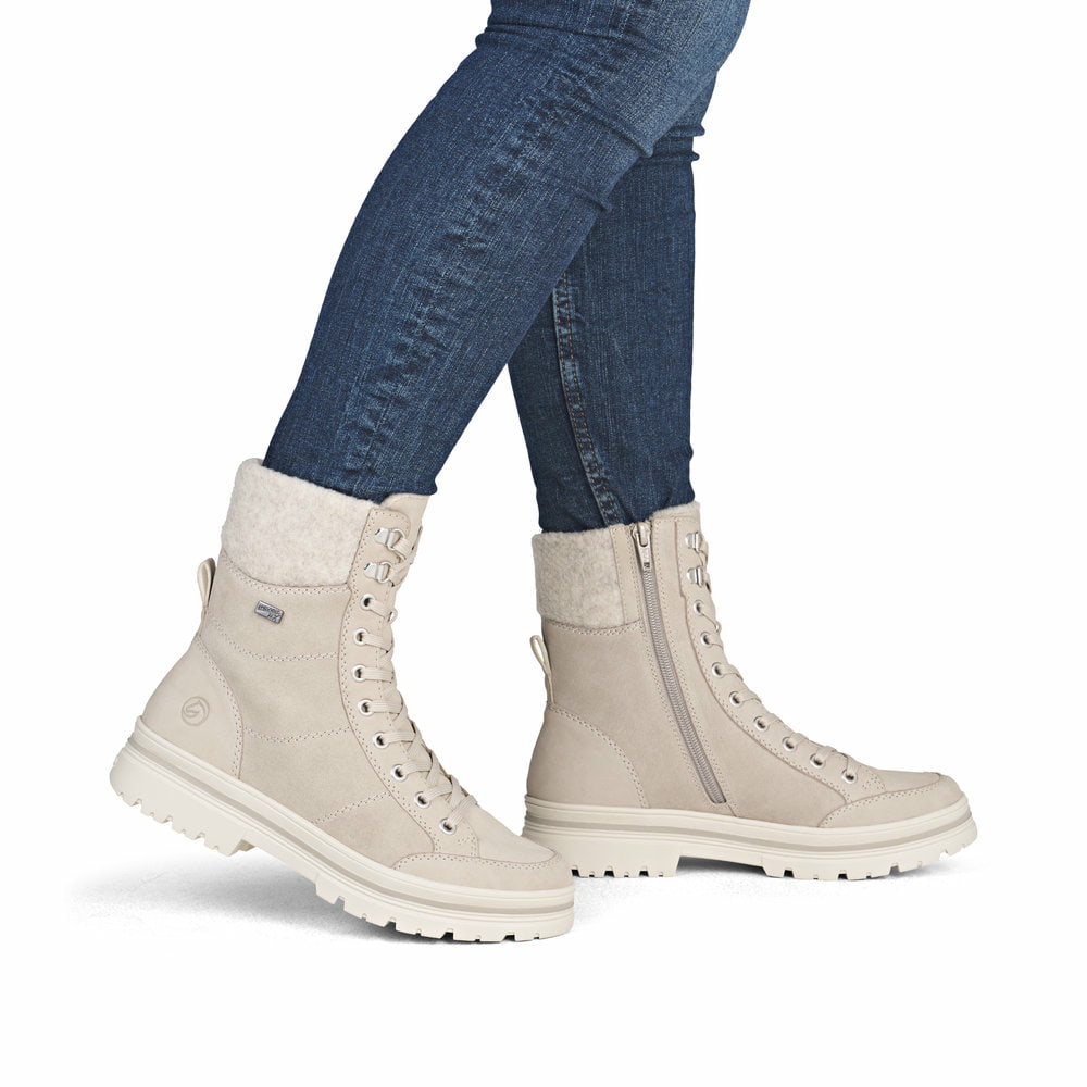 Beige remonte Damen Schnürstiefel D2U70-62 mit griffiger Glass-Fibre Sohle. Schuh am Fuß.