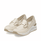 Beige remonte Damen Loafer D0T12-60 mit Schmuckelementen sowie einem Gummizug. Schuhpaar seitlich schräg.