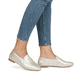 Goldene remonte Damen Loafer D0K02-90 mit einem Gummizug. Schuh am Fuß.