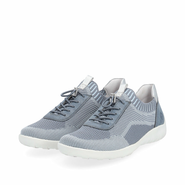 Blaue remonte Damen Slipper R3518-15 mit einem Gummizug sowie der Komfortweite G. Schuhpaar seitlich schräg.