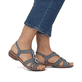 Blaue remonte Riemchensandalen R3605-12 mit einem Gummizug sowie flexibler Sohle. Schuh am Fuß.
