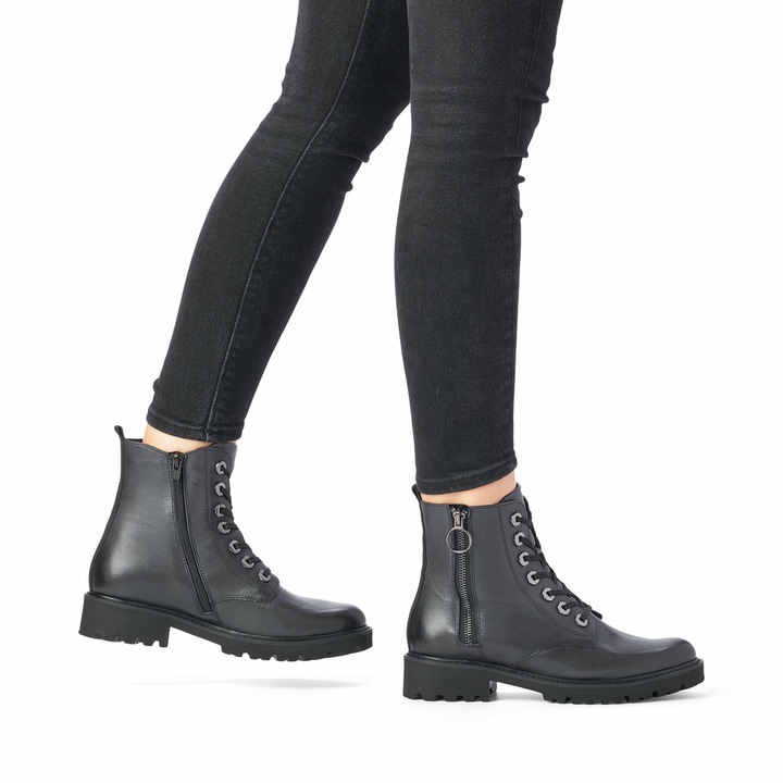Dunkelblaue remonte Damen Biker Boots D8671-14 mit Schnürung und Reißverschluss. Schuh am Fuß