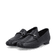 Schwarze remonte Damen Loafer D0K13-00 mit einem Gummizug. Schuhpaar seitlich schräg.