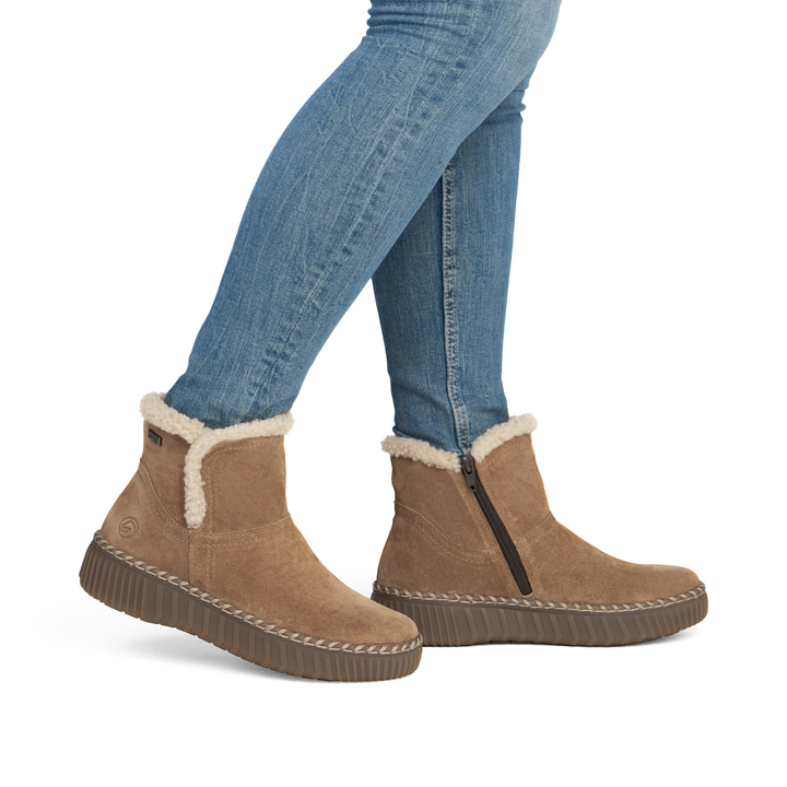 Cognacfarbene remonte Damen Kurzstiefel D4A73-24. Schuh am Fuß.