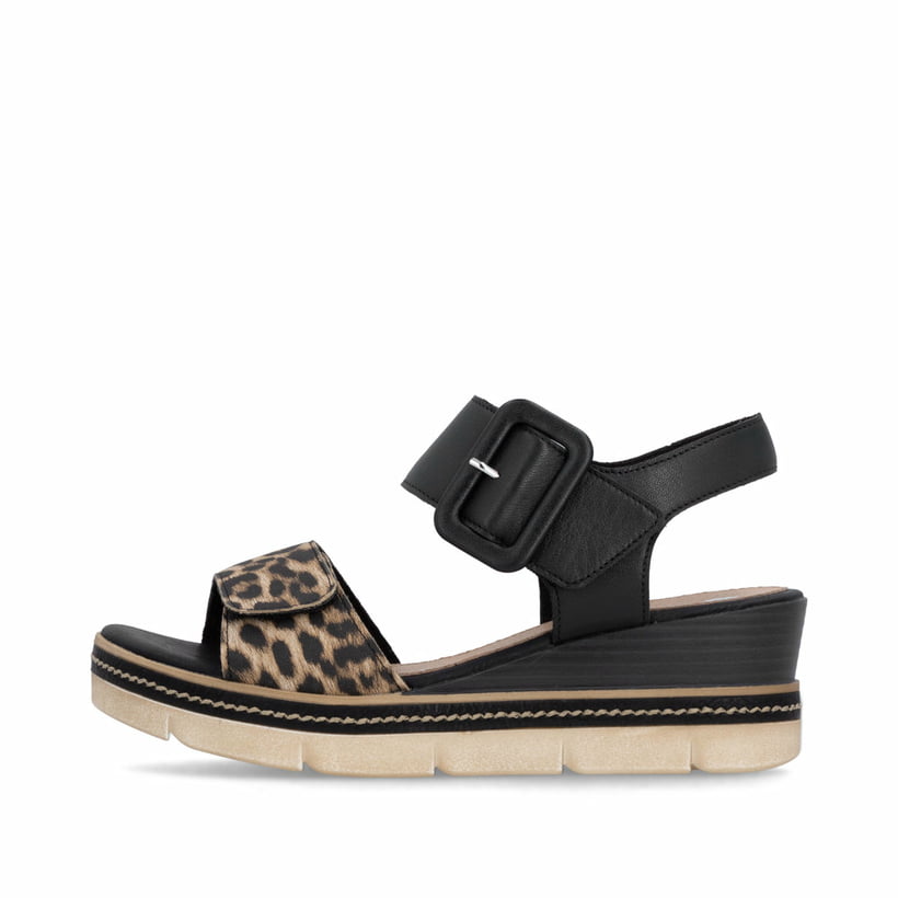 Schwarze remonte Keilsandaletten D2L53-03 mit angesagtem Animal-Print. Schuh Außenseite.