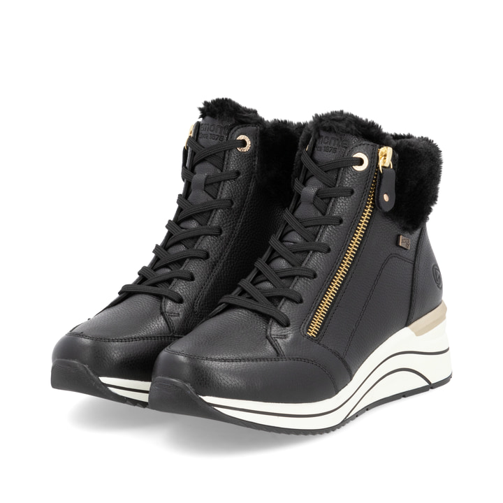 Schwarze remonte Damen Schnürstiefel D0T77-02 mit wasserabweisender TEX-Membran. Schuhpaar seitlich schräg.