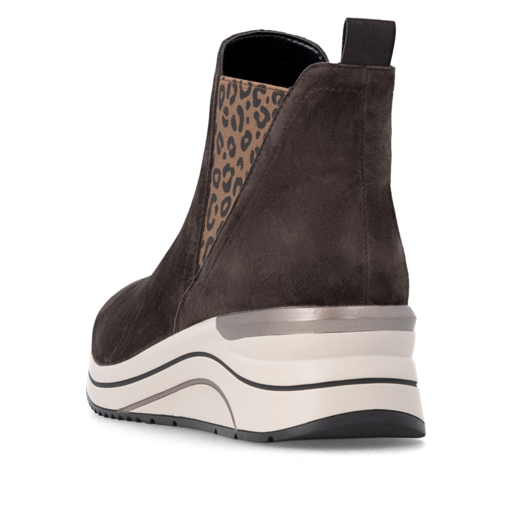 Dunkelbraune remonte Chelsea Boots D0T75-25 mit einem Reißverschluss. Schuh von hinten.