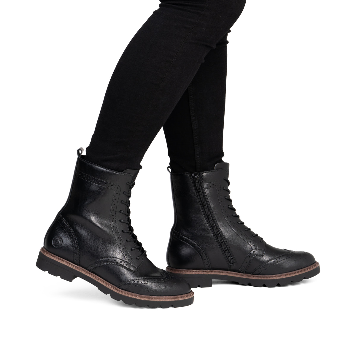 Schwarze remonte Damen Schnürstiefel D2Q73-00 mit einem Reißverschluss. Schuh am Fuß.