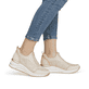 Beige vegane remonte Damen Slipper D0T08-61 mit einem Reißverschluss. Schuh am Fuß.