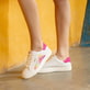 Weiße remonte Damen Sneaker Low D2J00-82 mit Schnürung sowie der Komfortweite G. Schuh am Model.
