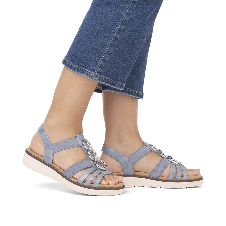 Babyblaue vegane remonte Damen Riemchensandalen D2073-12 mit Elastikeinsatz. Schuh am Fuß.