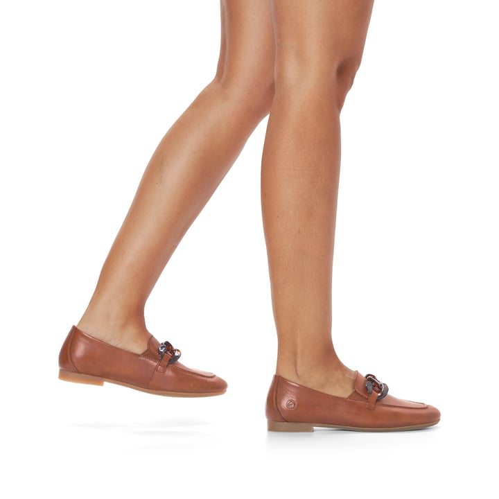 Braune remonte Damen Loafer D0K00-24 mit einem Gummizug. Schuh am Fuß.