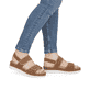 Braune remonte Riemchensandalen D3P50-22 mit handgestickten Nähten. Schuh am Fuß.