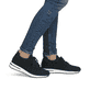 Schwarze remonte Damen Slipper D1G12-00 mit einem Gummizug. Schuh am Fuß.