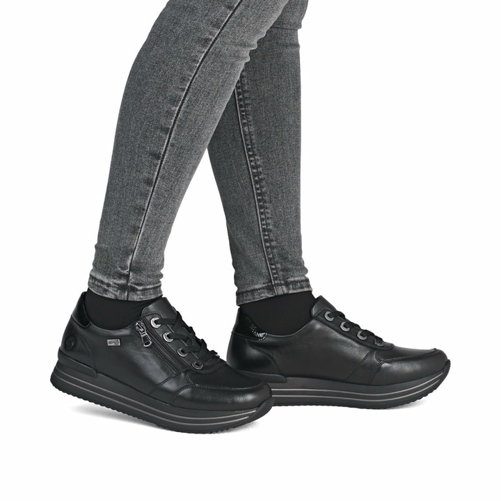 Schwarze remonte Damen Sneaker D1302-00 mit wasserabweisender remonteTEX-Membran. Schuh am Fuß.