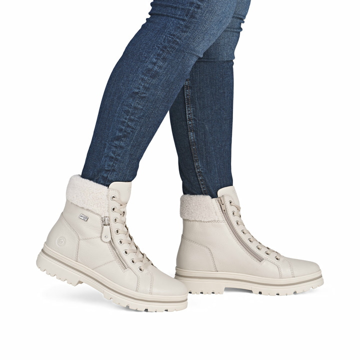 Weiße remonte Damen Schnürstiefel D2U74-80 mit wasserabweisender TEX-Membran. Schuh am Fuß.