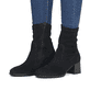 
Mitternachtsschwarze remonte Damen Stiefeletten D0V70-01 mit einer Profilsohle. Schuh am Fuß