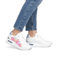 Weiße remonte Damen Sneaker Low D2H02-80 mit einer Schnürung sowie Extraweite H. Schuh am Fuß.