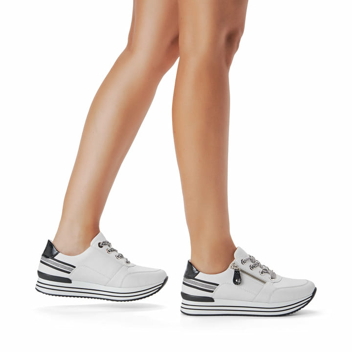 Weiße remonte Damen Sneaker Low D1312-80 mit Reißverschluss sowie Komfortweite G. Schuh am Fuß.