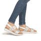 Weiße vegane remonte Riemchensandalen D2K52-80 mit einem Klettverschluss. Schuh am Fuß.