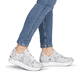Mehrfarbige remonte Damen Sneaker D1326-90 mit floralem Muster. Schuh am Fuß.