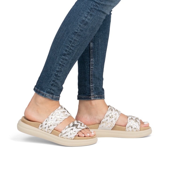 Weiße vegane remonte Damen Pantoletten D2N52-80 mit einem Gummizug. Schuh am Fuß.