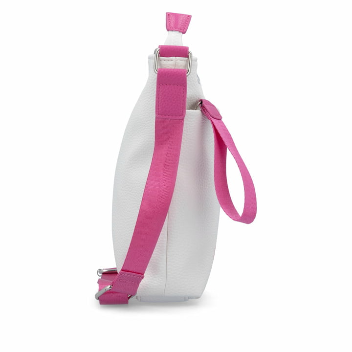 remonte Damen Handtasche Q0627-00 in Glanzschwarz aus Kunstleder mit Überschlag und Reißverschluss. Handtasche getragen.