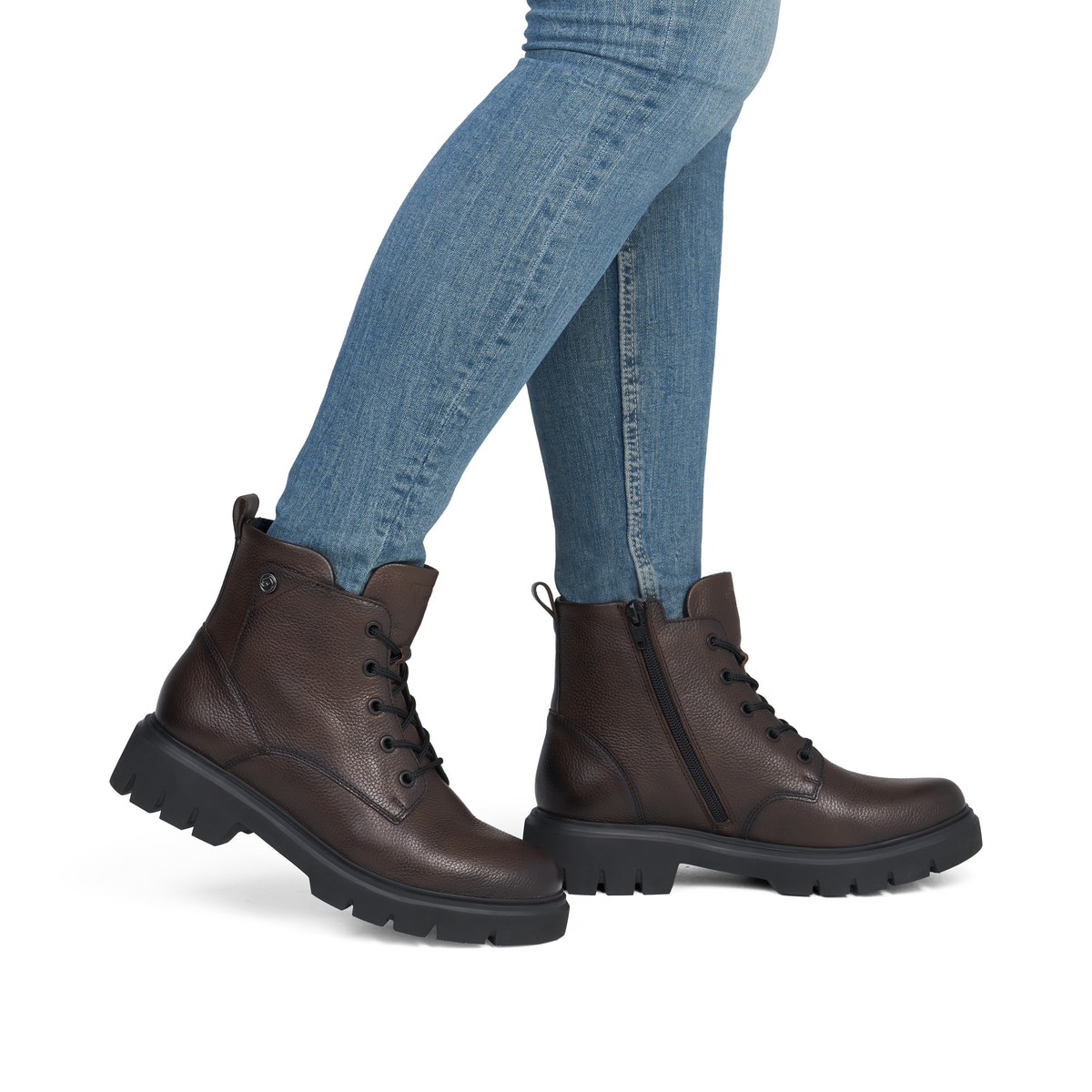 Dunkelbraune remonte Damen Schnürstiefel D1W83-25 mit einem Reißverschluss. Schuh am Fuß.