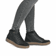 Schwarze remonte Damen Kurzstiefel D2T71-00 mit wasserabweisender TEX-Membran. Schuh am Fuß.