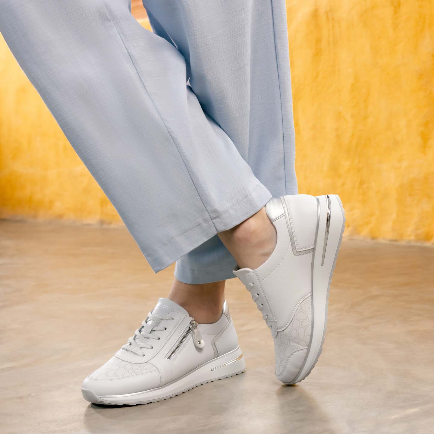 Weiße remonte Damen Sneaker Low D1G10-80 mit einem Reißverschluss. Schuh am Model.