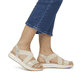 Goldene remonte Riemchensandalen D1J50-90 mit einem Gummizug. Schuh am Fuß.