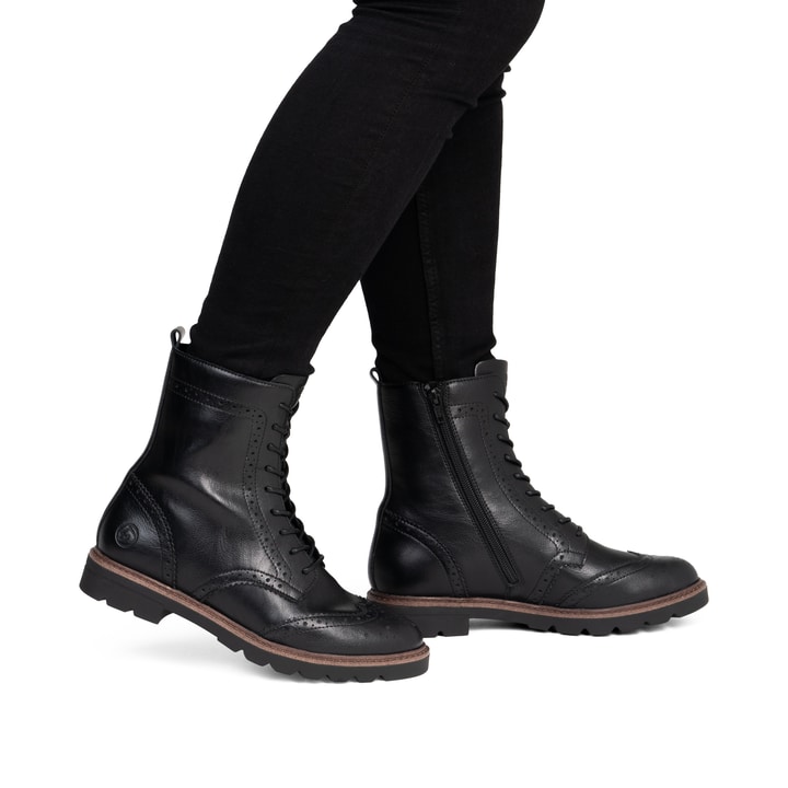 Schwarze remonte Damen Schnürstiefel D2Q73-00 mit einem Reißverschluss. Schuh am Fuß.
