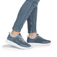 Blaue remonte Damen Slipper D2V04-12 mit einem Gummizug sowie der Extraweite H. Schuh am Fuß.