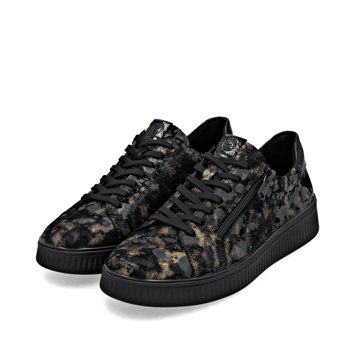Schwarze remonte Damen Sneaker D2E02-03 mit Reißverschluss sowie Komfortweite G. Schuhpaar seitlich schräg.