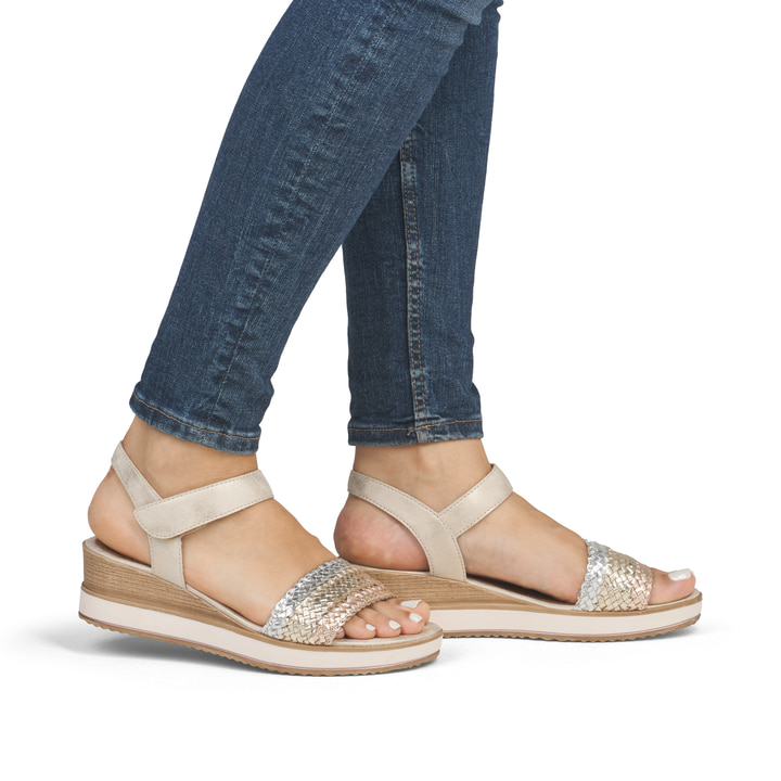 Metallische remonte Keilsandaletten D6465-90 mit einem Klettverschluss. Schuh am Fuß.