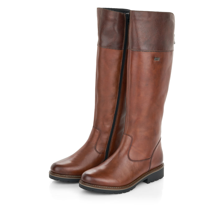 
Karamellbraune remonte Damen Hochschaftstiefel R6581-22 mit einer Profilsohle. Schuhpaar schräg.