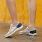 Weiße remonte Damen Schnürschuhe D1E06-81 mit einem Reißverschluss. Schuh am Model.