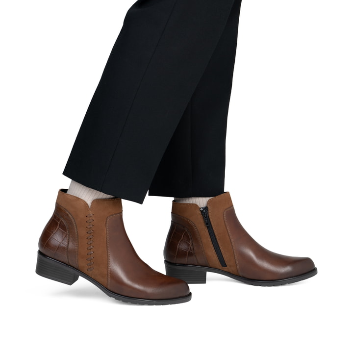 Bottines remonte marron pour femme D6893-22. Chaussure au pied.