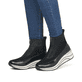
Nachtschwarze remonte Damen Sneaker D0T71-01 mit Reißverschluss sowie einem Keilabsatz. Schuh am Fuß